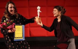 Bild: Anne Zwiener überreicht Kathrin Steinbacher die Trophäe